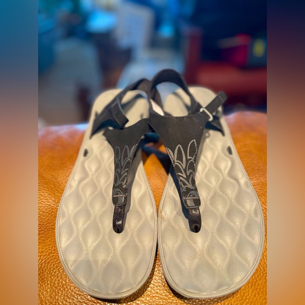 Columbia thong sandals . Worn once. Very comfortable.